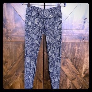 Lululemon leggings size 6